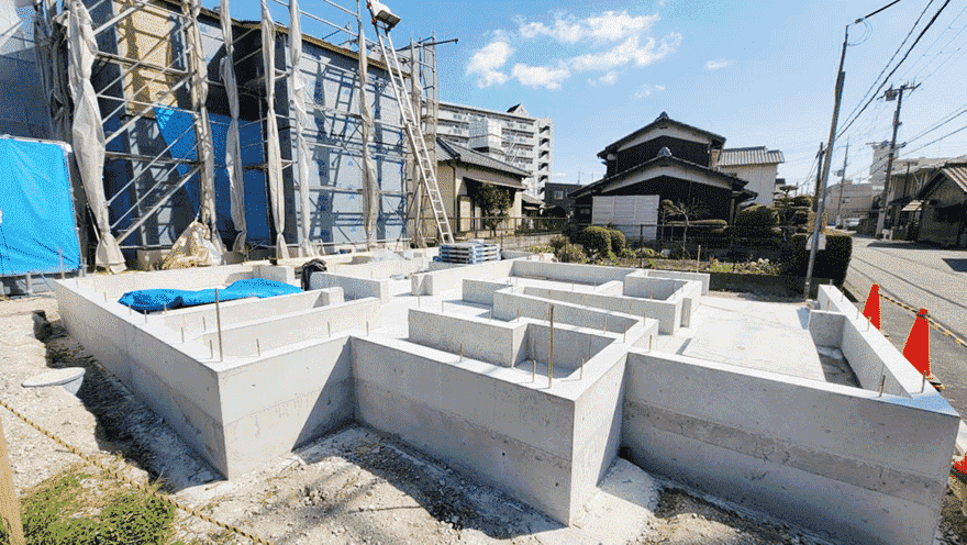 建築中の家 外を感じ空を見上げる家