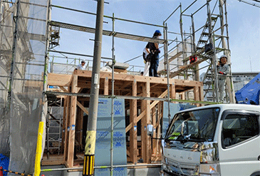 建築中の家 外を感じ空を見上げる家