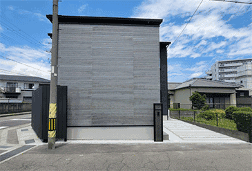 建築中の家 外を感じ空を見上げる家